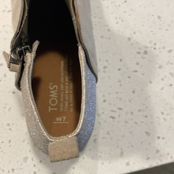 🩶 TOMS Deia Oxford Tan Suede/Glimmer Glitter Ankle Boot Bootie Short - Picture 5 of 6